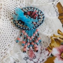 Broche Naïade brodée avec des perles de gemmes : le Turquoise Hudei et les perles rondes Corail Light, chatons, facettes, gouttes plates en verre de bohème, rocailles, support de broche et cuir  